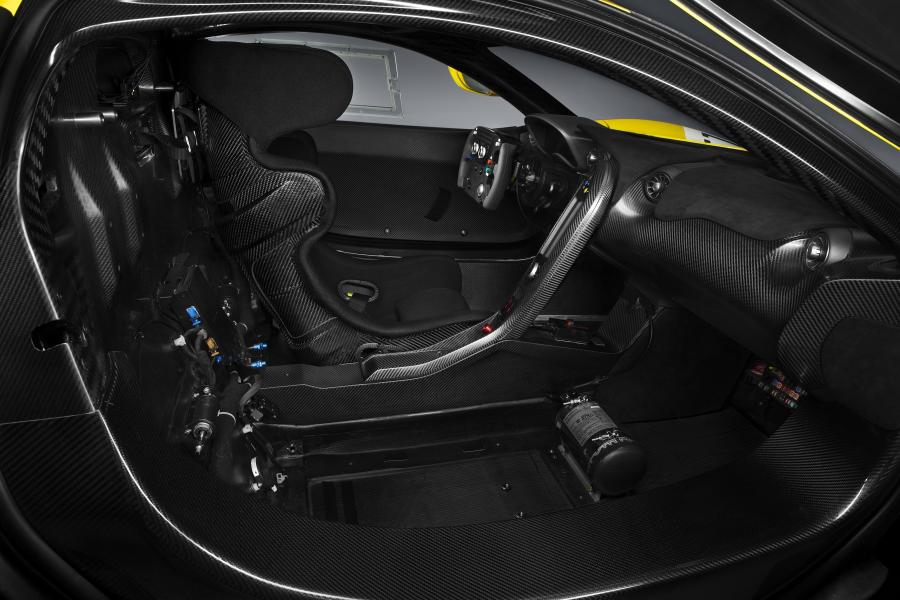 Интерьер McLaren P1 GTR 2015 года  (фото 13 из 17)